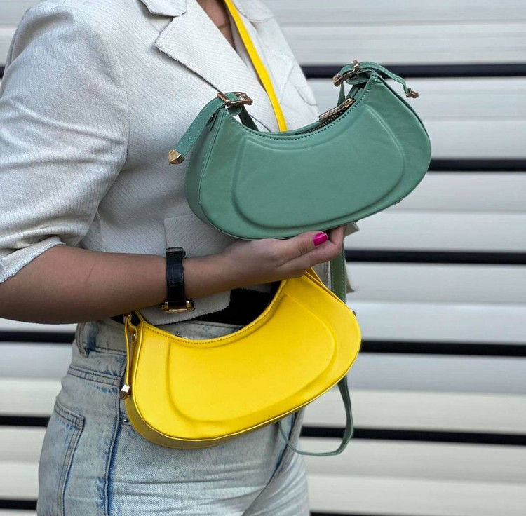 «کیف هلال زنانه صورتی روی شانه – استایل دخترانه»