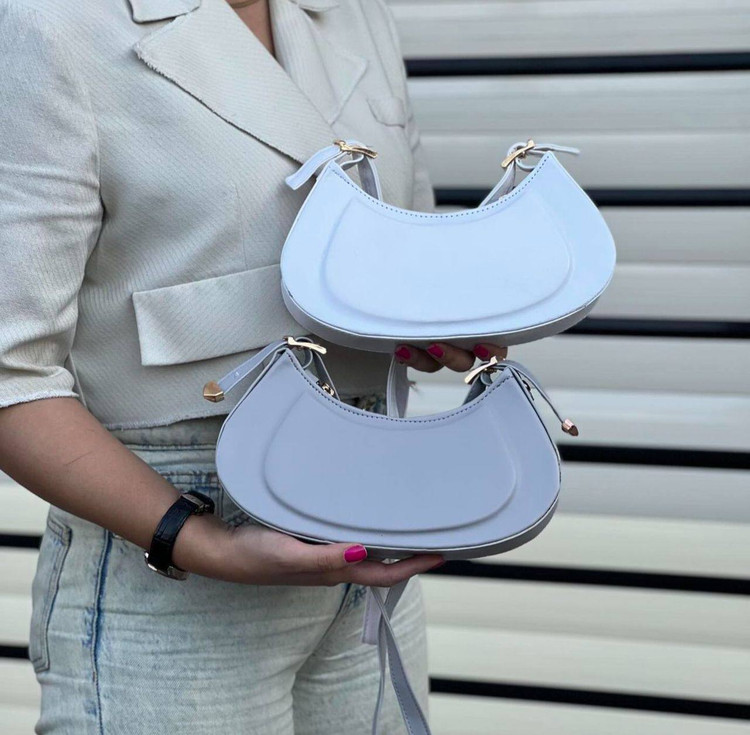 «کیف هلال زنانه صورتی روی شانه – استایل دخترانه»