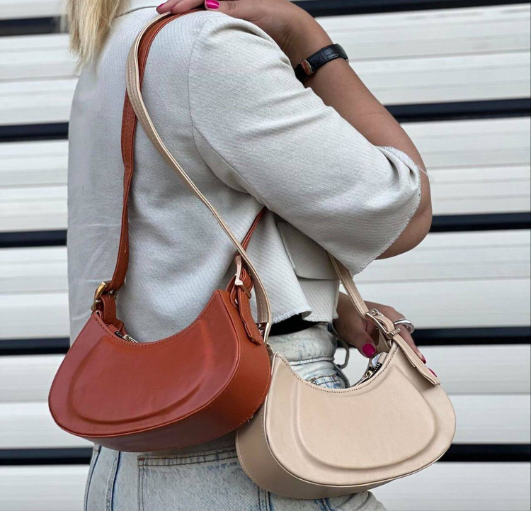 «کیف هلال زنانه صورتی روی شانه – استایل دخترانه»